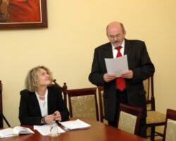 Wykład o Marii Skłodowskiej-Curie i otwarcie wystawy w Muzeum Ziemi Zawkrzeńskiej w Mławie (2/3)